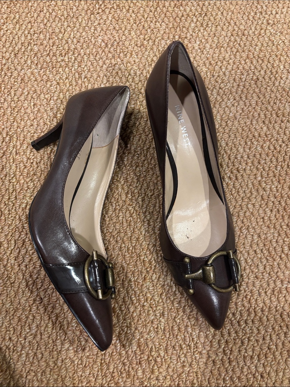 Nine West Nude Leather Pumps with Metal accents Pointed Toe Brown Heels Sz 7.5